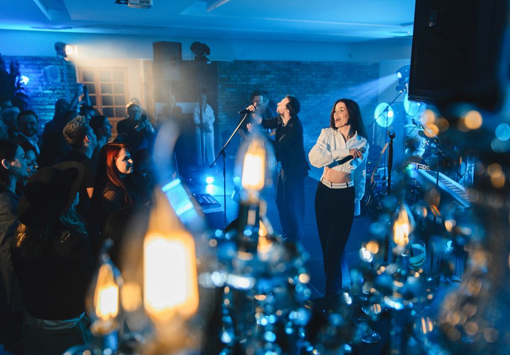 Įmonės vakarėlis su gyvos muzikos pasirodymu ir šventiniu apšvietimu